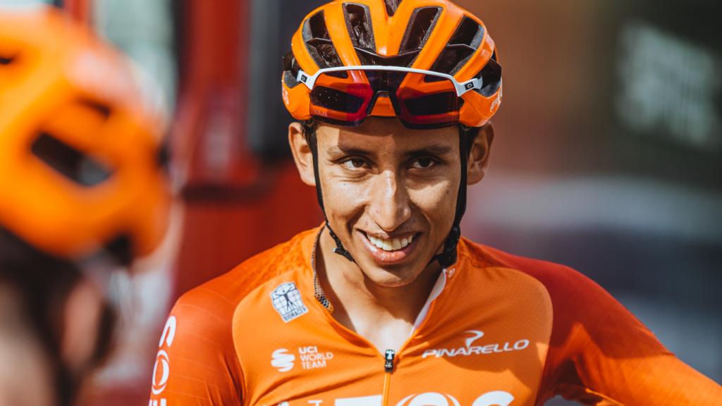 Egan Bernal durante un entrenamiento con sus compañeros