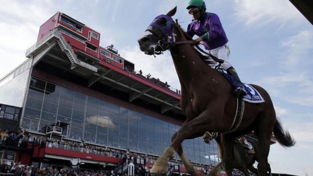 Víctor Espinoza cruza la meta del Preakness Stakesat en el circuito Pimlico de Baltimore