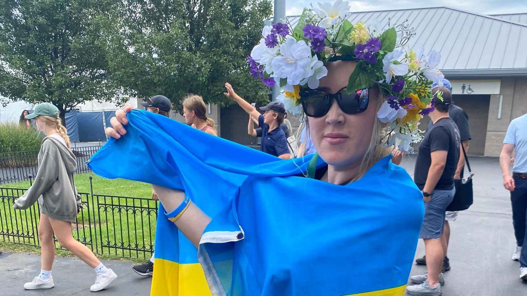 Lola, aficionada expulsada del Masters 1000 de Cincinnati por llevar una bandera de Ucrania
