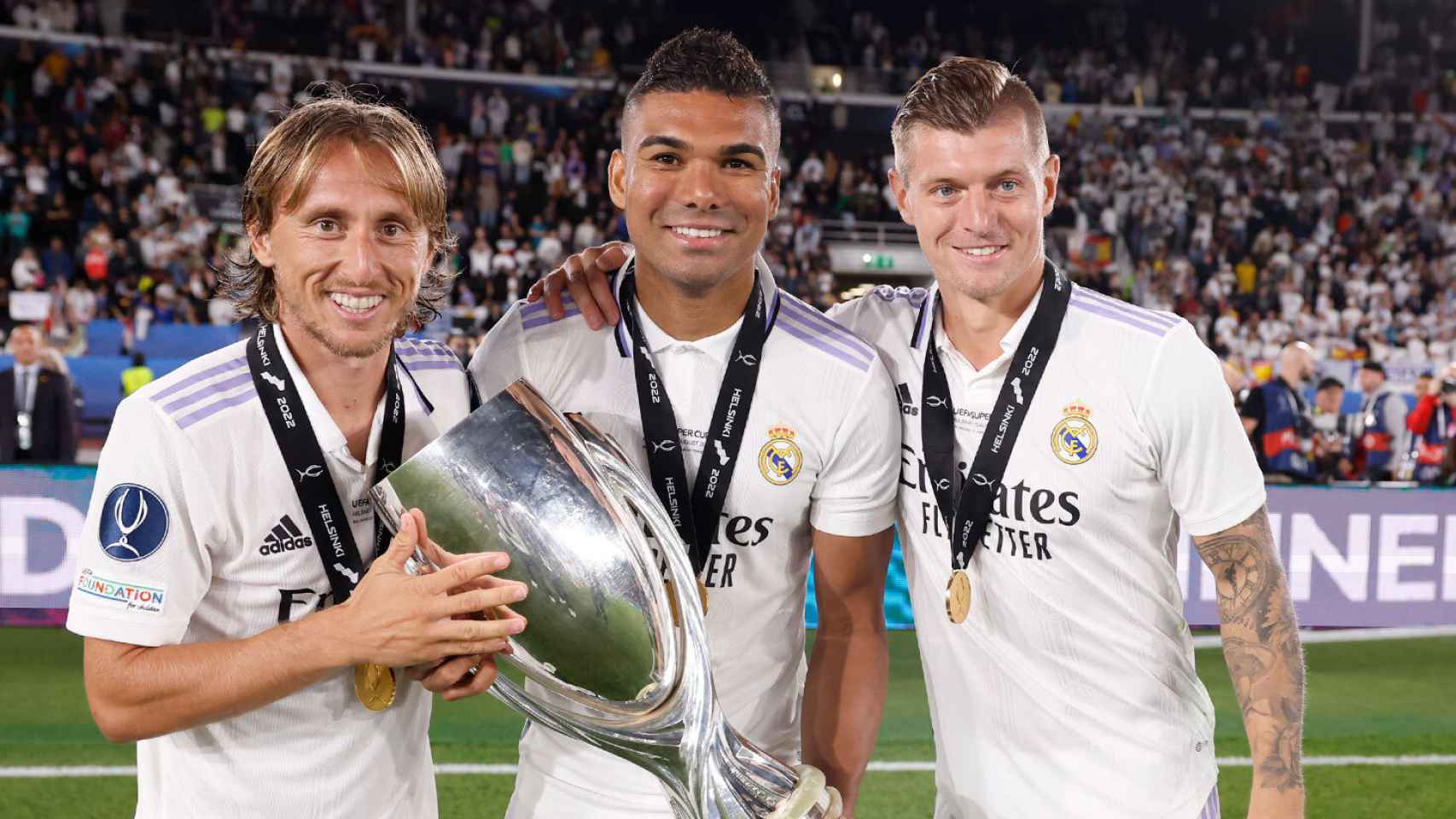 Modric, Casemiro y Kroos, con el trofeo de la Supercopa de Europa 2022