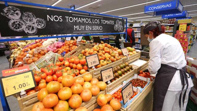 Una empleada trabaja en un supermercado de Toledo.