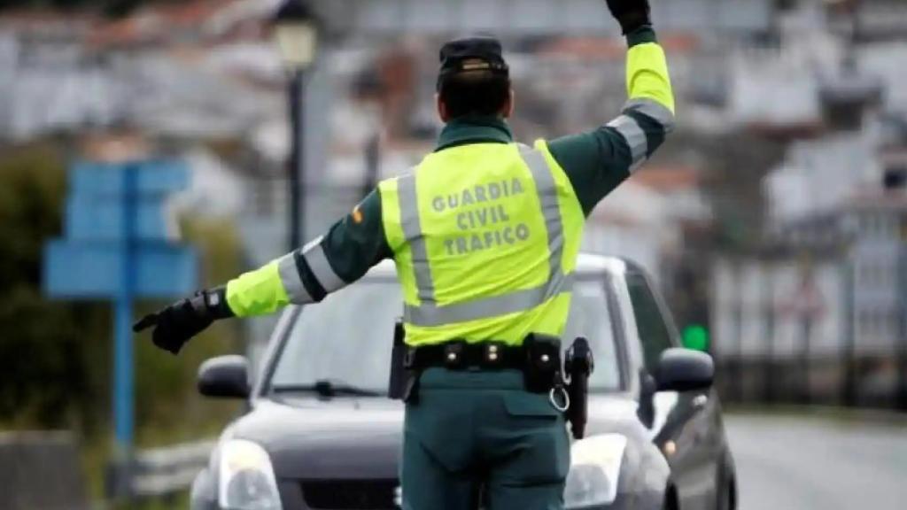 Un guardia civil en un control de carretera.