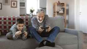 Un abuelo y su nieto jugando a la videoconsola