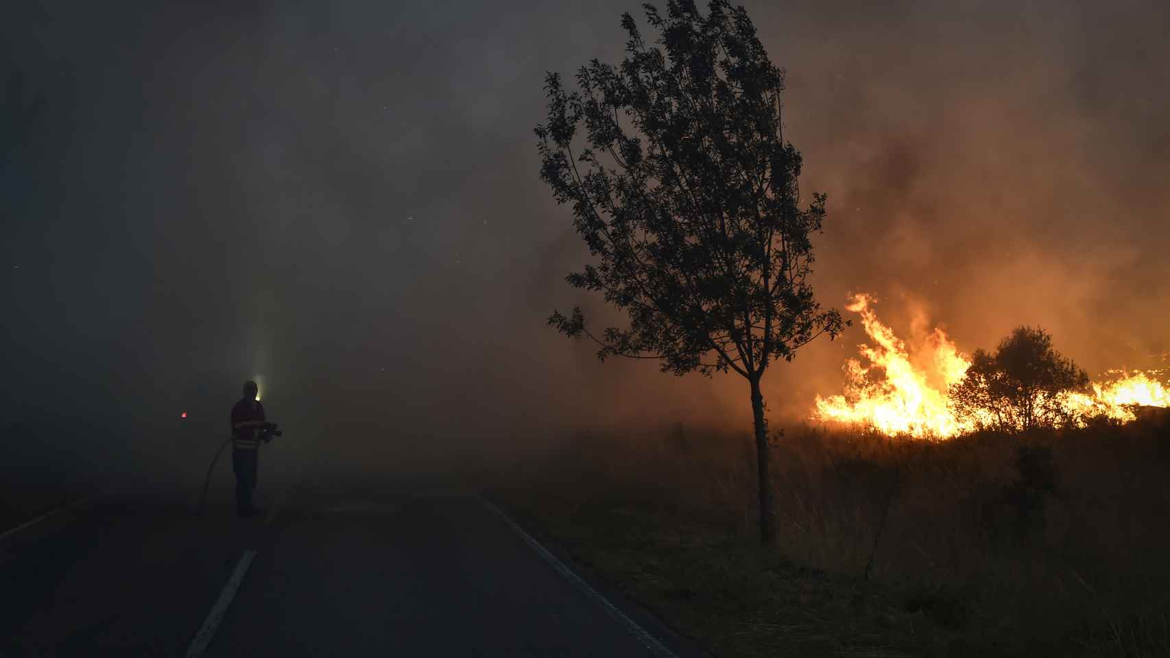 Los bomberos tratan de extinguir el incendio en Guarda (Portugal).