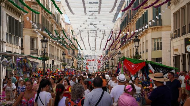 ¡Que no pare la fiesta! La Feria del Centro de Málaga, en imágenes