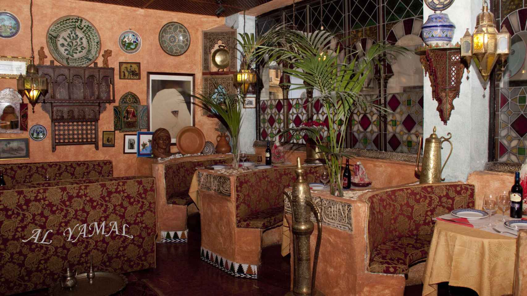 Restaurante Al Yamal decorado con motivos árabes.