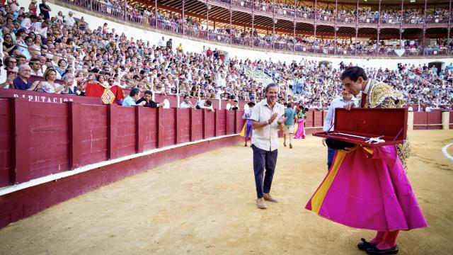 Saúl Jiménez Fortes recoge el estoque de plata de Diputación.