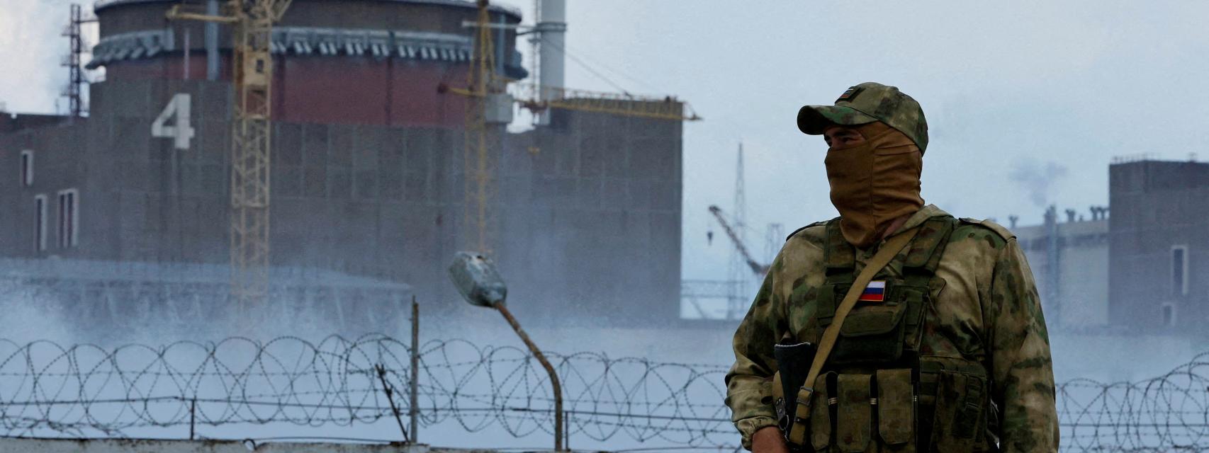 Un soldado vigila la central de Zaporiyia.