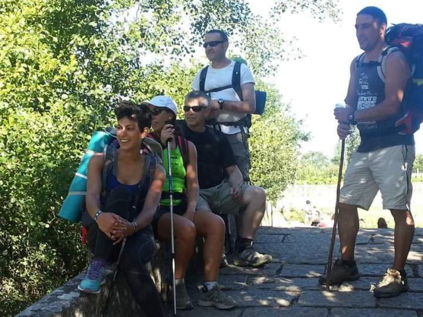 Pedro Gil Cano realizando el Camino de Santiago junto con otros caminantes