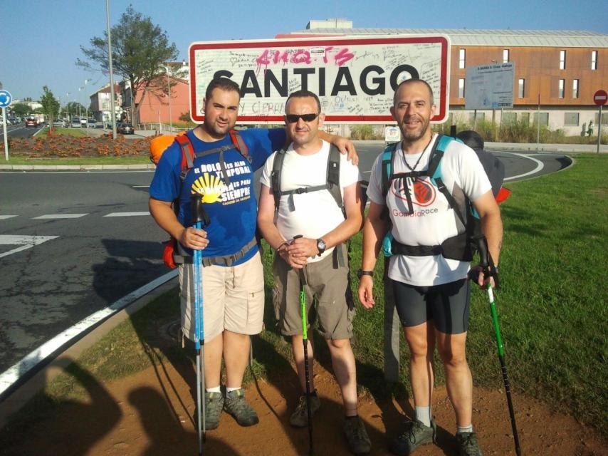 En el centro de la imagen Pedro junto con otros dos caminantes