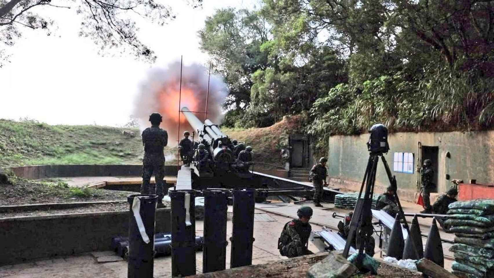 Prueba de fuego de obús M1 Dragón Negro en Taiwán