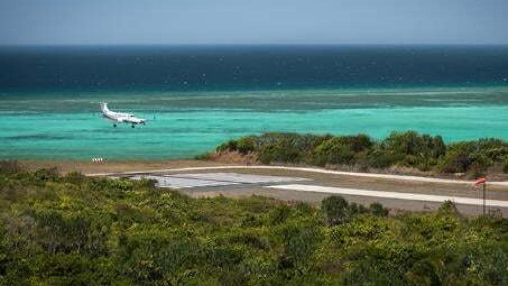 Para llegar a la isla un chófer recoge a los huéspedes en el aeropuerto y los traslada después en avioneta.
