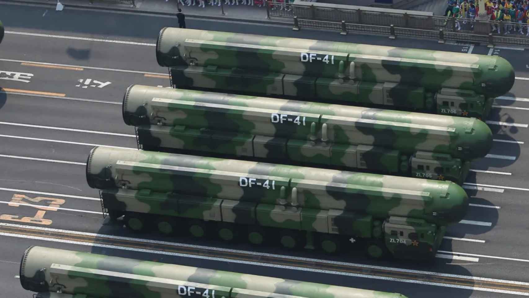 Convoy de lanzadores de misiles DF-41 en un desfile militar