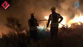 Bomberos trabajando en la extinción del incendio de la Vall d'Ebo, la pasada madrugada.