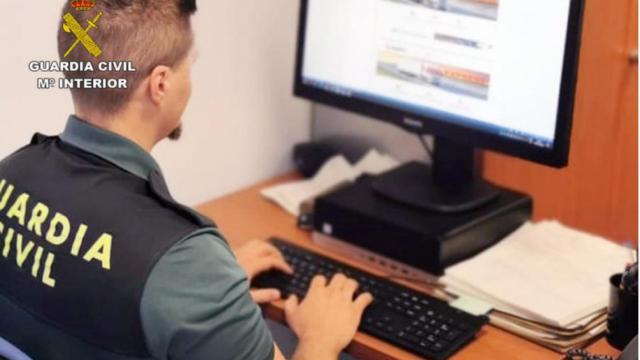 Un guardia civil durante la operación