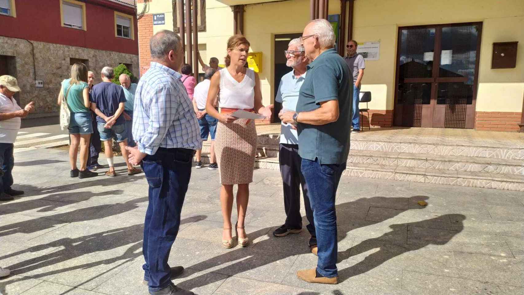 La exdelegada territorial de la Junta en Zamora, Clara San Damián visitando en agosto de 2022 las oficinas de información de Villardeciervos y Ferreras