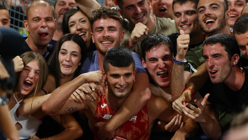 Asier Martínez, celebrando con sus amigos su medalla de oro en el Campeonato de Atletismo de Europa 2022