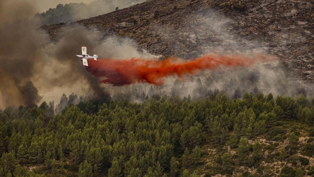 Un helicóptero trabaja en las labores de extinción de un incendio declarado en Bejís.