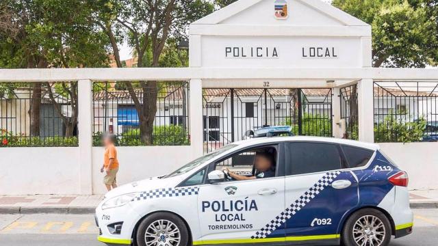 Vehículo de la Policía Local de Torremolinos, a las puertas de la Comisaría.