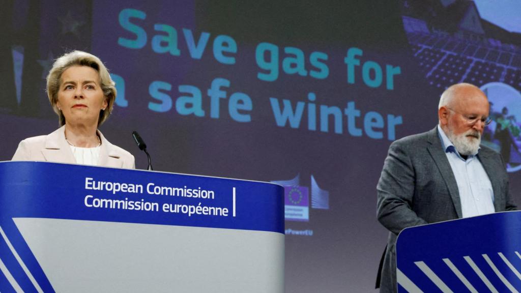 Ursula von der Leyen y Frans Timmermans durante una rueda de prensa en Bruselas.