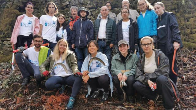 El alcalde de Rois con los voluntarios en Castro Lupario