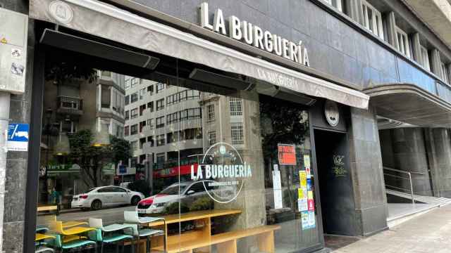 El local de La Burguería, en la calle García Barbón, con el cartel de Se traspasa.