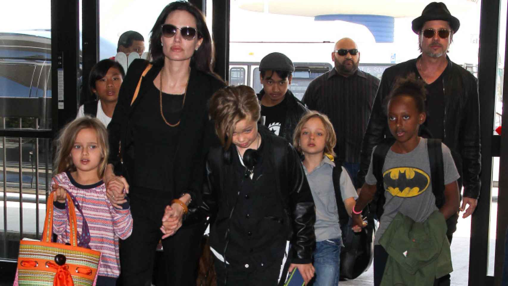 La pareja y sus hijos, en el aeropuerto en una imagen de archivo.