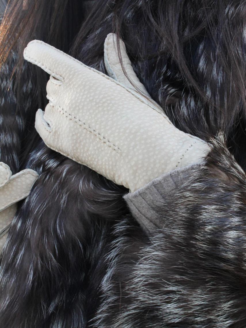 Los guantes son elegantes en invierno y en verano.