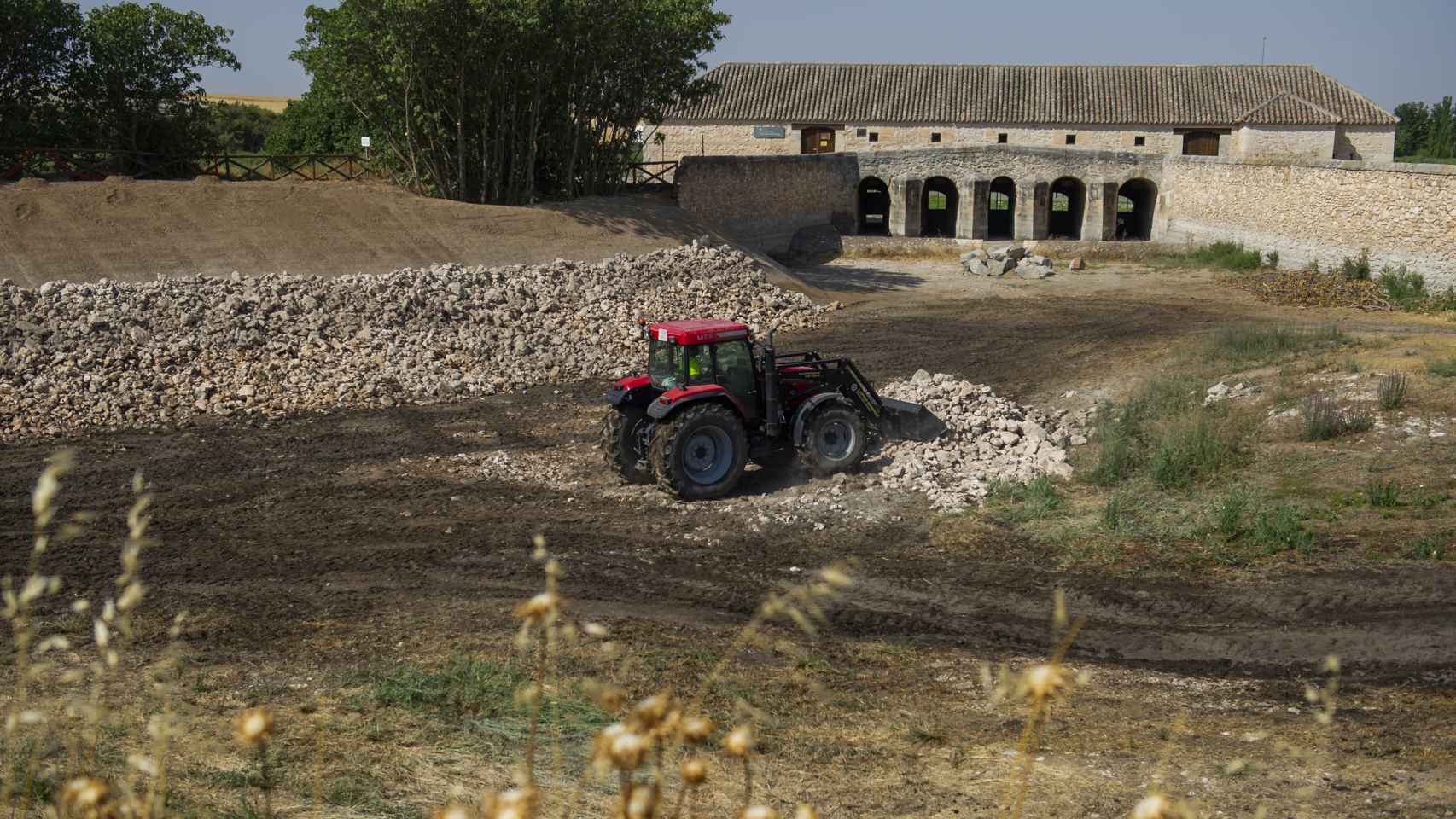 Un tractor trabaja en una zona que debería estar llena de agua