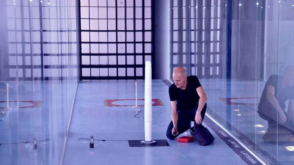 El ingeniero español David Yáñez probando uno de sus aerogeneradores.