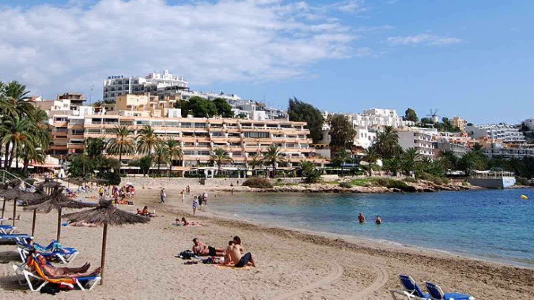 Playa de Ses Figueretes en Ibiza.