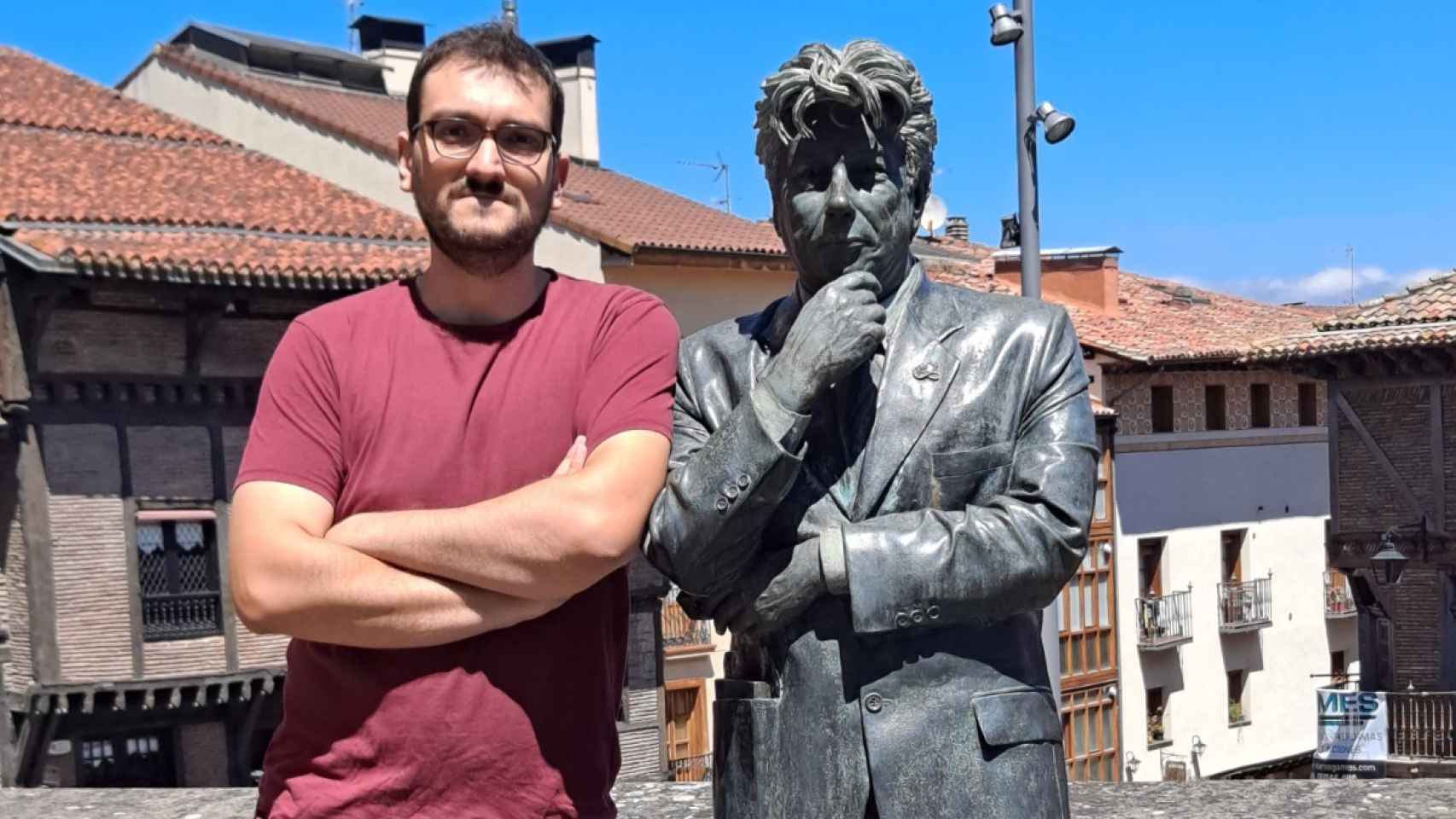 David Díaz, de vacaciones junto a una estatua.