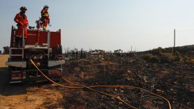 Bomberos trabajando en la extinción del incendio de la Vall d'Ebo, este miércoles.