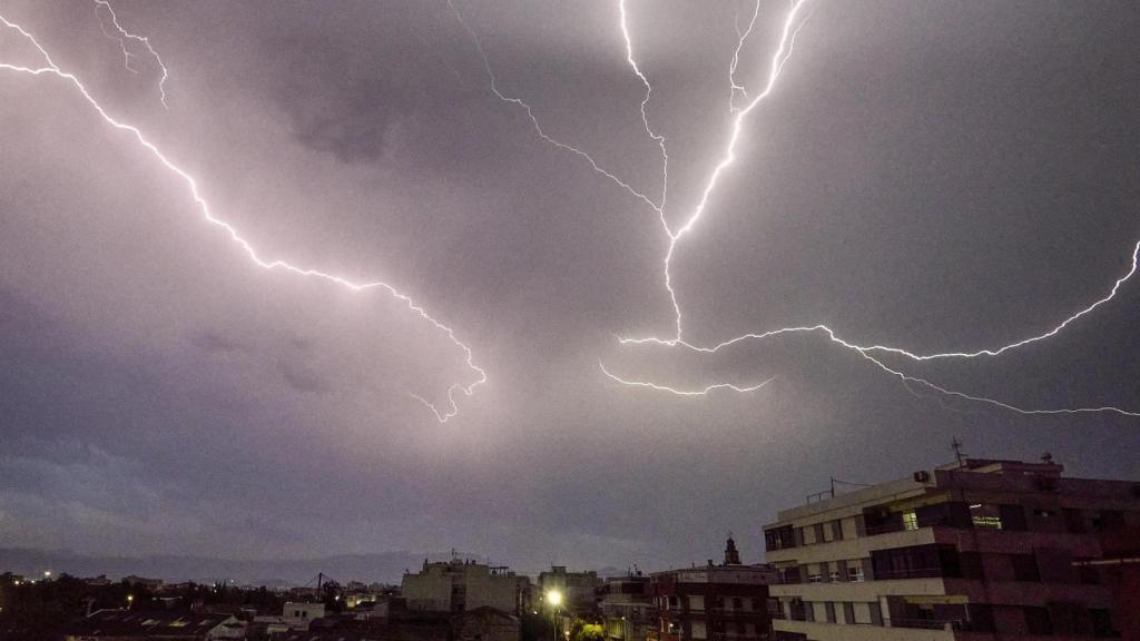 Un rayo sobre el cielo alicantino el pasado miércoles, cuando empezó la lluvia en la Comunidad.