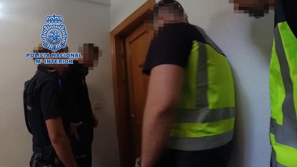 El momento en el que los agentes entran en casa del principal responsable.