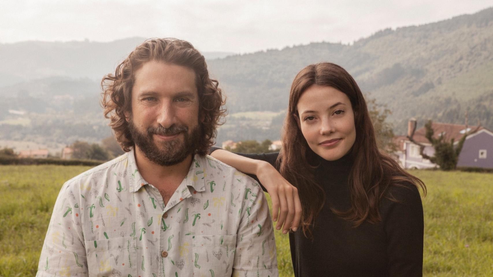 Sergio G. Sánchez y Mireia Oriol en el rodaje de 'Alma' en Asturias