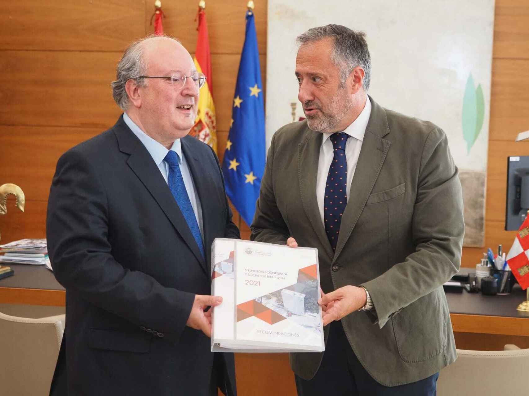 El presidente del CES, Enrique Cabero, entrega al presidente de las Cortes, Carlos Pollán, el Informe sobre la situación económica y social de Castilla y León, este jueves.