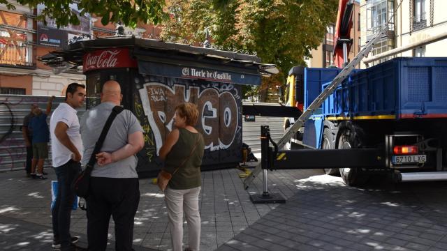 Andrea junto a su hijo y Alejandro despidiéndose del quiosco de Portugalete