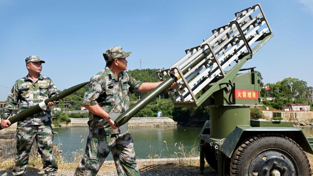 El ejército chino sembrando nubes en Shaoyang