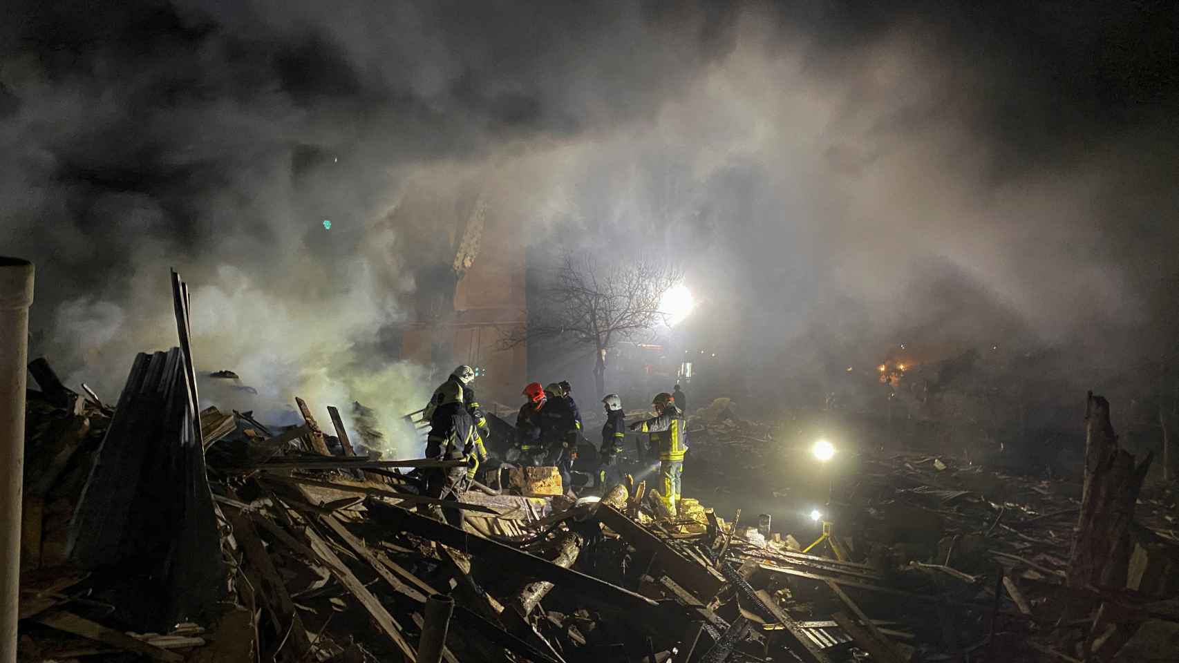Los equipos de rescate buscan supervivientes en un edificio bombardeado por los rusos en Kharkiv.