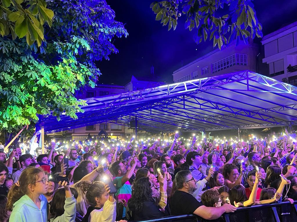 Público congregado anoche en la plaza Roja viendo a Tanxugueiras. Concello de Cedeira.