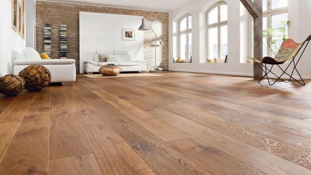 Imagen de una casa con suelo de madera.