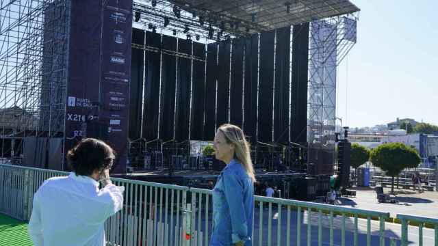 Supervisión del montaje del escenario en el Muelle de Trasatlánticos de Vigo.