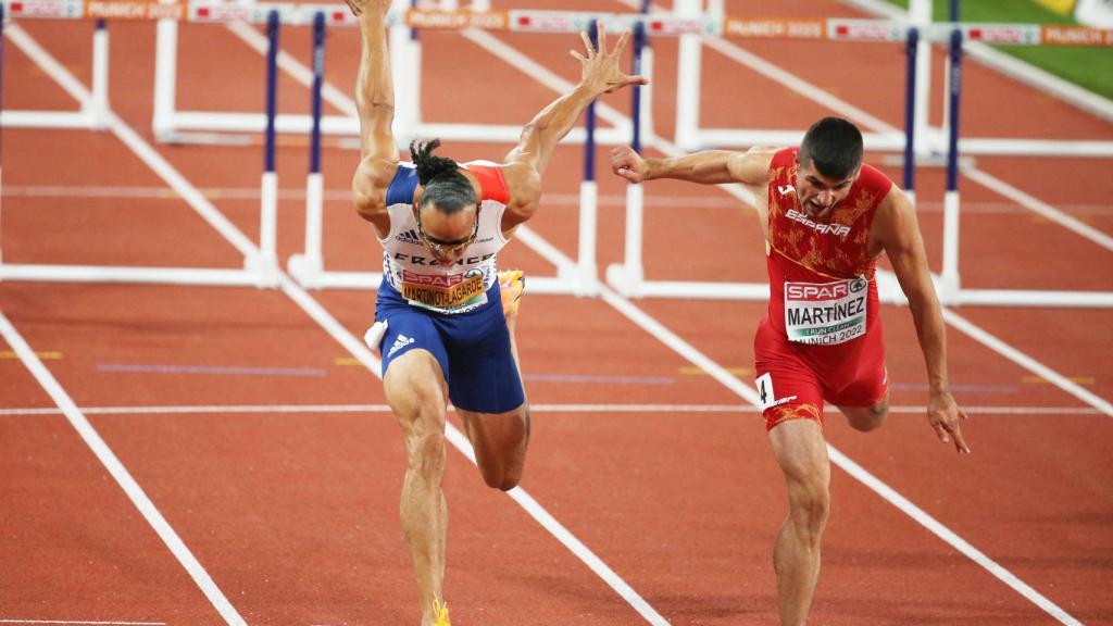 Pascal Martinot Lagarde y Asier Martínez se lanzan hacia la línea de meta.