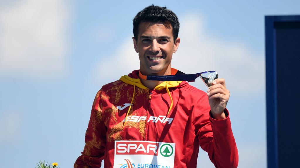 Miguel Ángel López con la medalla de oro del 35 kilómetros marcha de los Europeos de Múnich 2022.