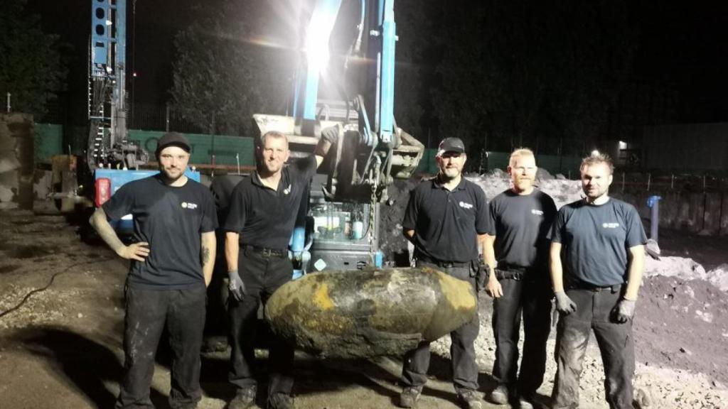 Operarios con la bomba encontrada en Berlín.