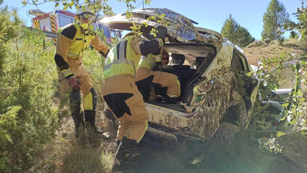 Los bomberos tuvieron que rescatar a una persona atrapada. Foto: @Cuenca112