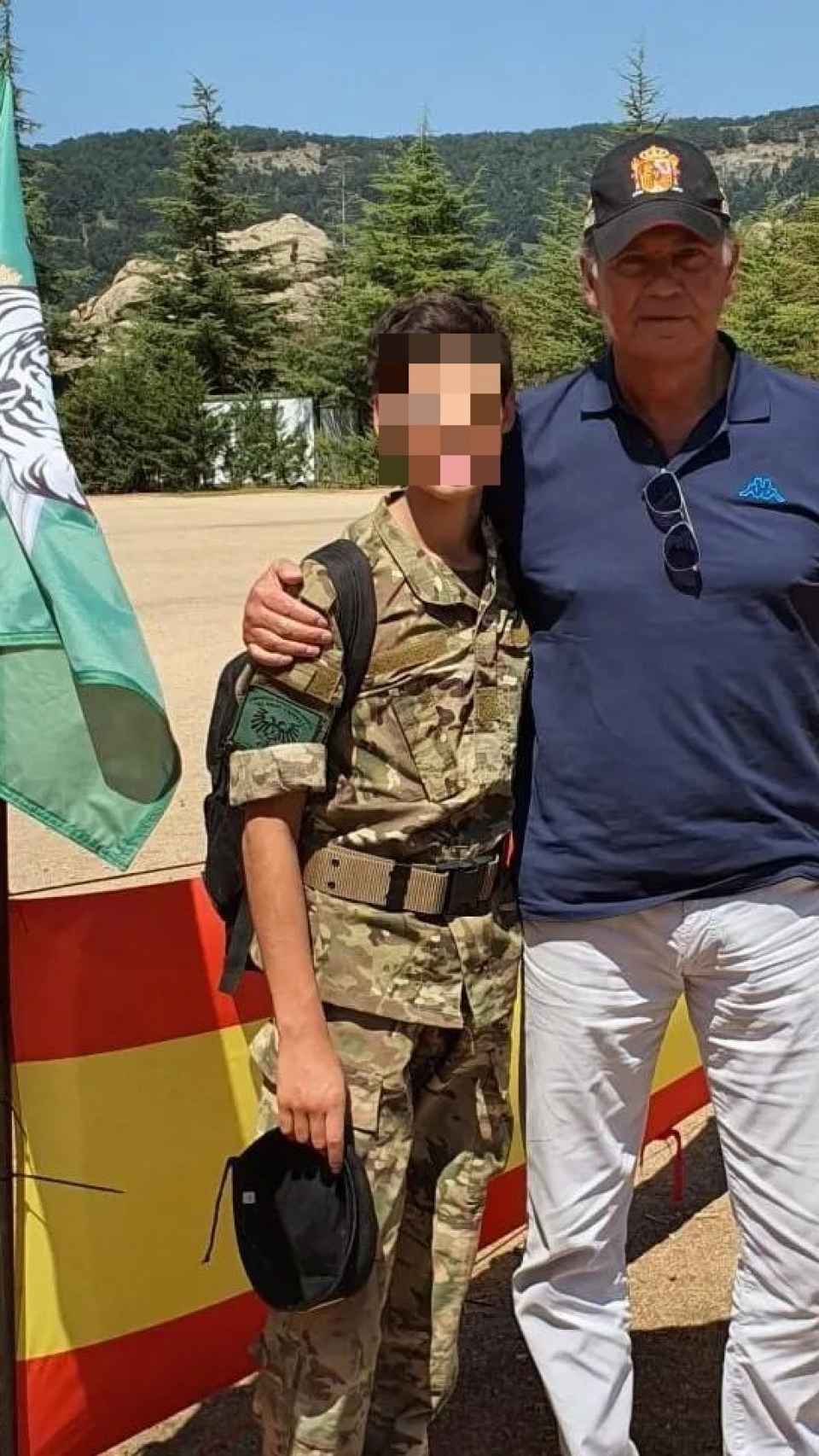 Carlos junto a su padre, Bertín Osborne, posando ante la cámara en un día de su curso militar.
