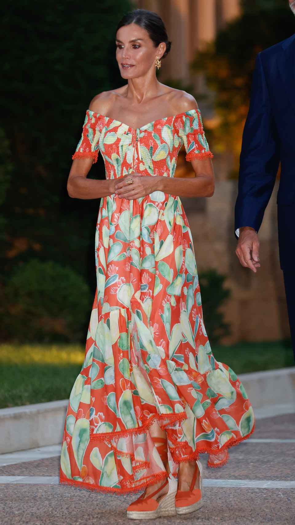La reina Letizia con vestido de Charo Ruiz en el Palacio de Marivent.
