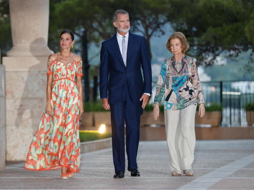 Las reinas Sofía y Letizia y el rey Felipe en el palacio de Marivent.